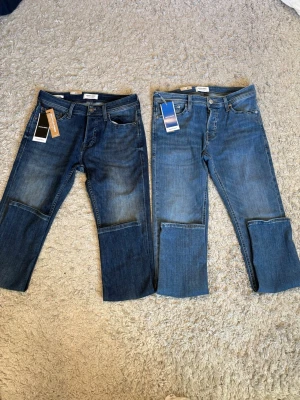Jack & jones jeans  - Säljer nu 2 par jack jones jeans för bra pris, helt oanvända då lappen är kvar. Aldrig använda så är som nya. Storleken på dom mörka blå är w30 och L32 och storlken på de ljusa är W31 och L32