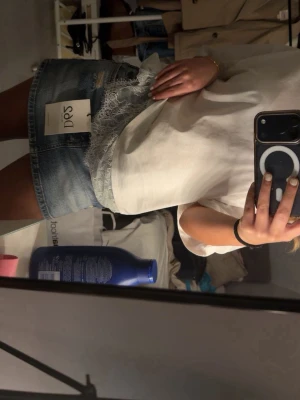 Jeanskjol - Jättefin jeanskjol i st 34 från stradivarius som är helt ny med alla prislappar kvar och aldrig använd utöver för att testa 