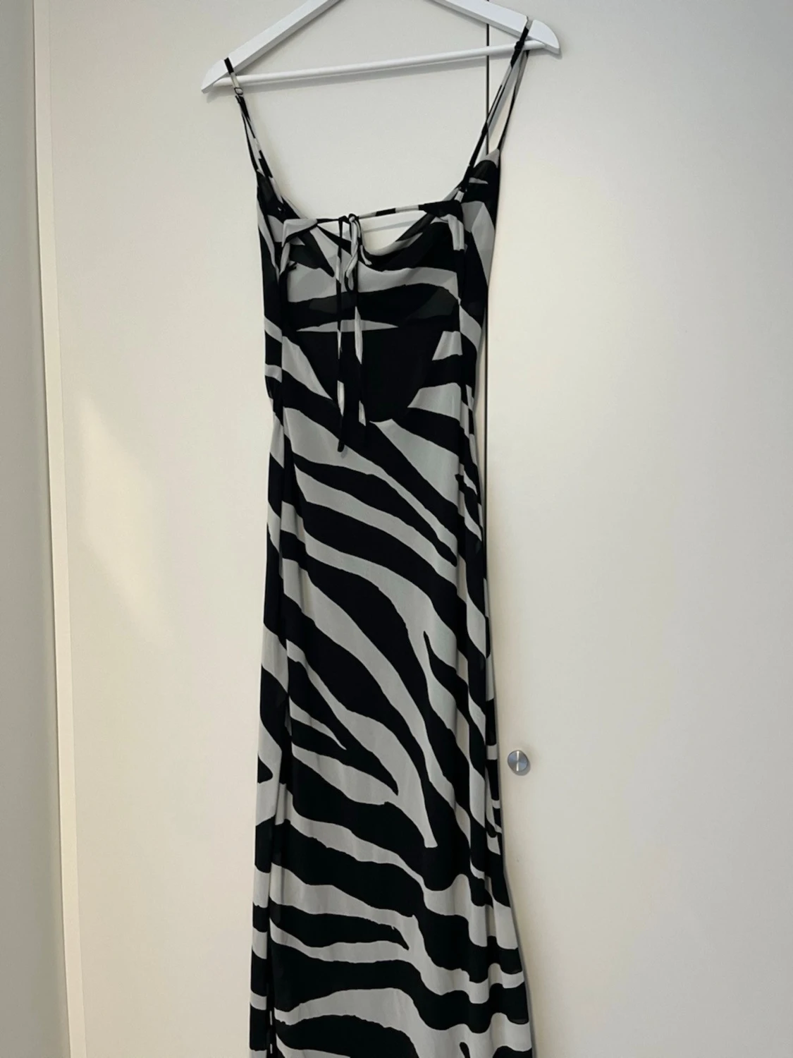 Zebramönstrad långklänning med smala axelband - 1