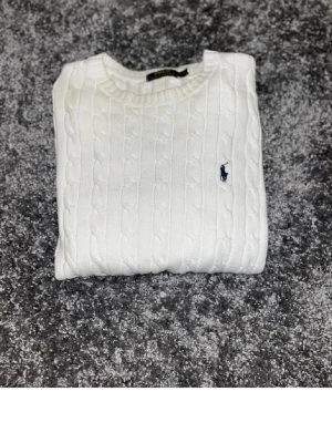 Stickad tröja från Ralph Lauren  - Säljer en stickad tröja från Ralph Lauren som var för liten för mig! Storleken är S. Tveka inte på att höra av dig vid frågor😃BVSA!!!