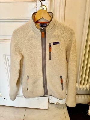 Patagonia fleece | Zip-tröja  - Fleecen är i bra skick. Det finns en lite skada på armen som är ihopsydd och därför inte går att se därav ingen bild på just den 