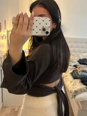 Brun omlottopp med öppen rygg - Snygg brun tröja från Gina tricot. 🤎