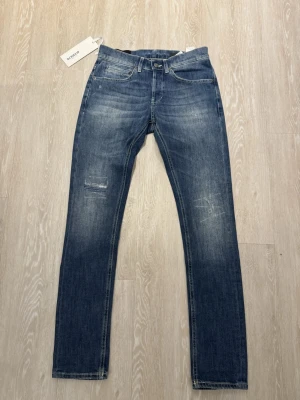 Dondup George  - Riktigt schyssta Dondup George jeans i storlek 29. Är som nya och inte mycket använda. Hör av dig vid frågor.