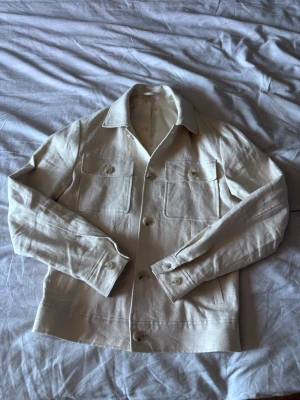 Dressman overshirt linne premium - En overshirt från dressman i 100% linne som passar perfekt till våren och sommaren lite varmare en vanliga overshirt går att ha som vårjacka om det är lite varmare ute. Pris går att diskuteras. Köpt för 1549kr och använd ett fåtal gånger.