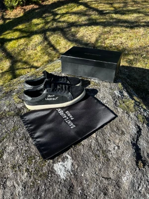 Saint Laurent - Svarta saint laurent som är Äkta. Låda påse , allt följer med. Skon är i princip helt ny , lite sliten vid hälsenan som du ser på bild 4. 
