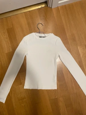 Vit långärmad topp från BikBok - Använd 1 gång som helt nytt skick