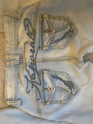 bootcut jeans med detaljer - galet snygga jeans med helt sjuka detaljer, säljer pga dom e för små☹️ så snygga på oxå ger lite detaljer i ens outfit!! bra skick annars har aldrig används av mig!! skulle nog säga att dom inte riktigt är 34 utan mer 32 ish!