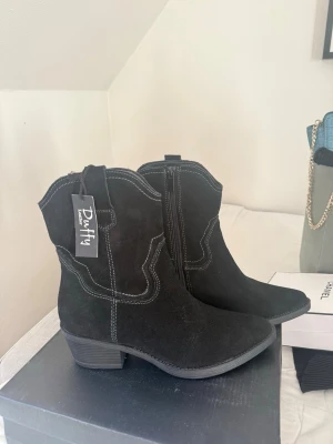 Cowboy boots - Helt oanvända cowboy boots från Duffy. Orginalpris runt 700kr💕klacken är runt 4-5cm