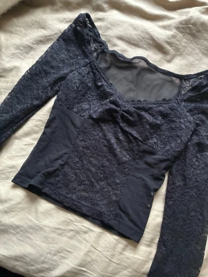 Svart spetlångärmad  - Snygg svart långärmad.