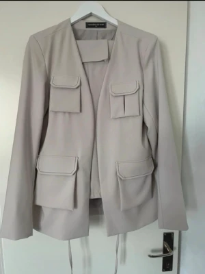 Beige matchande set från Maniere De Voir - Stilren beige matchande set från Maniere De Voir, aldrig använd. Storlek: M