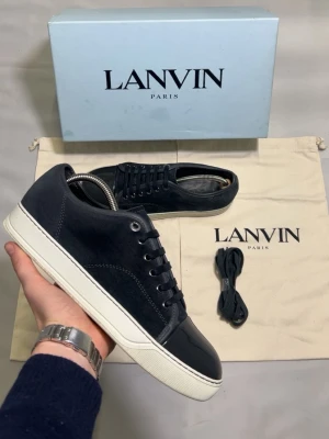 Mörkblå sneakers från Lanvin - Säljer ett Par Lanvin DBB1 Patent i Fint skick Skick: 9,4/10🧮  Inkluderat: Allt ingår!♦️  Pris: 2899kr ej hugget i sten🎗️  Storlek: Uk6/40.♣️  Snabbaffär = priset sänks-SERIÖSA BUD 