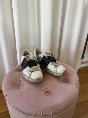 Valentino rockstud skor. - a! Säljer ett par väldigt använda Valentino rockstuds skor. Använt dem i 2 år men nu senaste året har dem bara stått. Boxen är skadad men allt medföljer endå! Storlek 43/44. Tar emot byten.