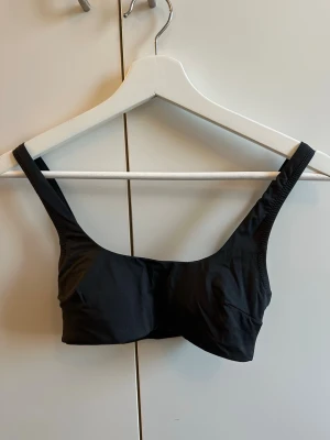 Svart bikini  - En enkel och stilren svart bikini överdel. Lösa ilägg 