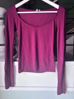 Vinröd långärmad topp från Nelly - Säljer en vinröd långärmad topp från Nelly med rundad halsringning. Toppen är i en mjuk och tunn bomullsblandning och har en slim passform som sitter snyggt på kroppen. Skriv för fler bilder. Tvättar såklart innan jag postar❣️