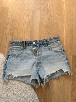 Jeansshorts Zara - Säljer mina jeansshorts från Zara. Storlek 34 och ser som nya ut🩵