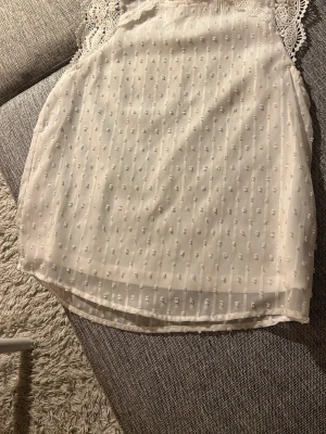 Vit blus med spetsdetaljer - Ryggen på tröjan är genomskinlig!💕köpt i Italien!