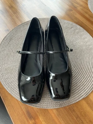Glansiga Mary Janes  - Söta skor med spänne och liten klack. Använda en gång, så i toppskick! Tyvärr lite för små för mig då de passar en smalare fot. Annars mycket bekväma och fina. Märken på insidan vä sko som knappt syns (bild). 