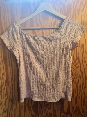 Rosa tröja  - Den är figurnära, inga defekter som är tydliga men har själv köpt den second hand så vet inte hur mycket den faktiskt har använts.