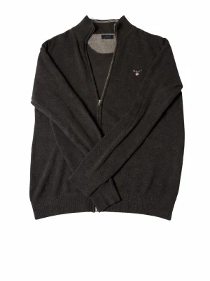 Gant Zip - Hej! Säljer en fet zip hoodie från Gant i st (M) men passar även för dem med (S). Kom gärna med bud om priset inte passar dig!