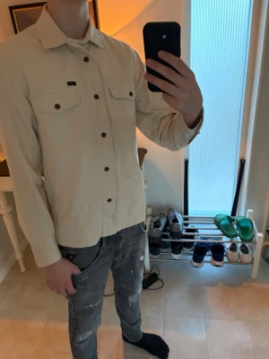 Beige overshirt från Lee  - Säljer en sofistikerad overshirt från Lee! Perfekt till våren😀nypris~1500, men såklart levererar Avenue med ett lönsammare pris! Fint skick och hör av dig vid frågor💎//avenue (passar förmodligen bättre till ljusare jeans)