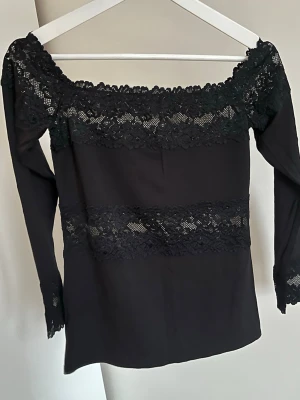 Intimissimi tröja - såå fin och eftertraktad, jättebra skick!!🤩🤩🖤🖤 perfekt för fest, passar nog S oxå