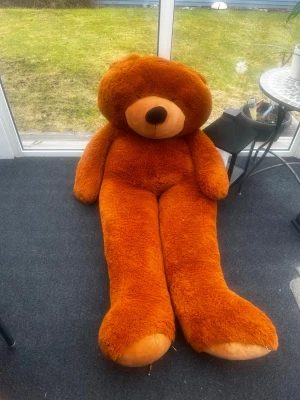 Stor brun mjuk nallebjörn - Säljer min superstora nallebjörn (200 cm!) 🧸✨ Så mysig + perfekt som inredning eller present! 	•	Väldigt mjuk & fluffig 	•	Fint skick 	•	Riktigt stor = statement piece 😍  Nypris ca 1000+ kr