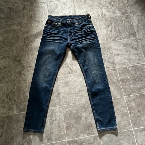 Levi's 512 blå jeans W30 L32 - Säljer ett par Levi's 512 jeans som jag fick i present men det blev inte rätt storlek för mig. Använda men i mycket gott skick!