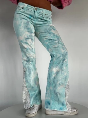 True Blue - Här är våra ”True Blue” jeans i storlek S Mått: 36cm rakt över midjan & 76 cm i innerbenslängd.  
