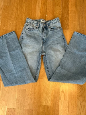 Laget 157  ljusblå raka baggy  jeans - Ljusblå jeans från Levi's med rak men passar som baggy  passform och hög midja. Klassisk femficksmodell med knappgylf och tydliga sömmar. Jeansen har en avslappnad vintagekänsla och är tillverkade i 100% bomull för en autentisk denimlook.