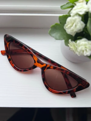 Y2K Leopardmönstrade solglasögon i cat-eye stil  - Snygga solglasögon med leopardmönster och en trendig cat-eye form. Använda en handfull gånger 🤎