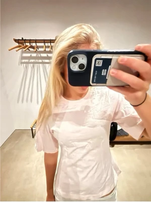 Ljusrosa t-shirt från Gina Tricot - Säljer en ljusrosa t-shirt från Gina Tricot. T-shirten har klassisk passform med rund halsringning och korta ärmar. Pris kan diskuteras. 