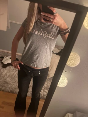 Grå t-shirt med California-tryck - Säljer en grå t-shirt med vitt 'California'-tryck över bröstet. Från MANGO i storlek xs