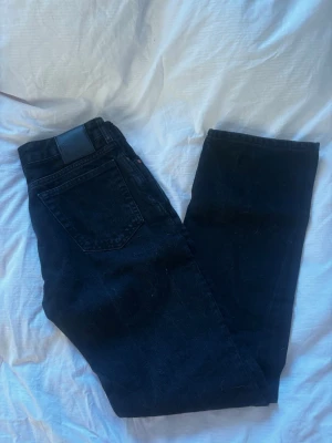 Low straight jeans svarta  - Supersnygga. W24 L32