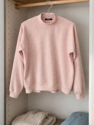 Ljusrosa sweatshirt pipeline  - En enkel och stilren ljus vacrosa sweatshirt från BikBok. Tröjan har rund halsringning, långa ärmar och ribbade muddar vid ärmslut och nederkant. Tillverkad i mjukt material som känns skönt mot huden. Perfekt för en avslappnad millennial-look.