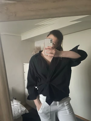 Svart skjorta - Kan visa hur jag styla det i början men utöver den knuten som jag gjort så är det en vanlig skjorta🥰