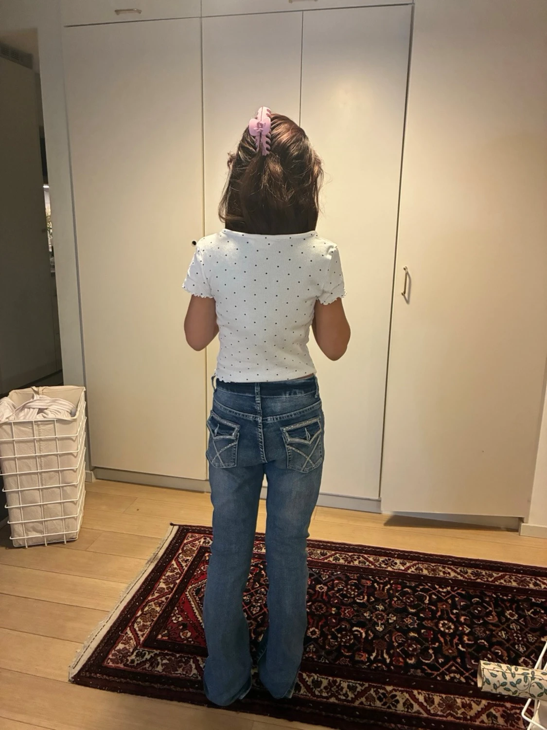 Blå low waist jeans med v-formadnning och ett linne till  - 1