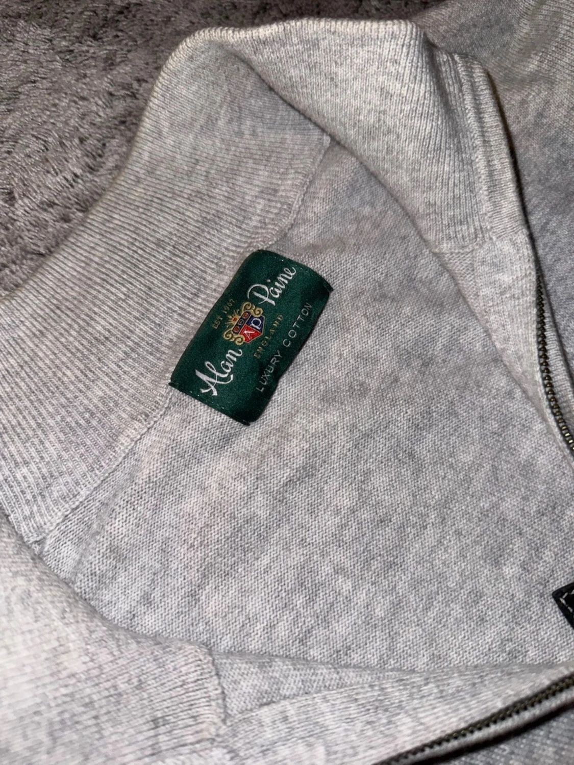 Ljusgrå stickad tröja från Alan Paine - 1