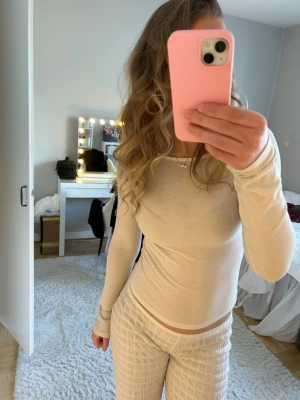 ljusbeige nelly topp - superskön långärmad topp från Nelly, lite intimissimi liknande💗knappt använd !