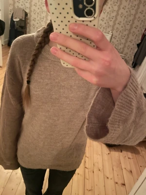 Beige oversized stickad tröja - Mysig beige stickad tröja, bara använd en gång. Säljer då jag inte använder den 💕