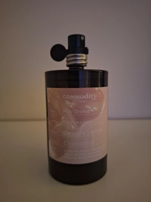 Commodity Milk Orchid parfym - Unik parfym från Commodity/Perfumerism Doften är skapad av Christelle Laprade och har noter av mjölk, kokos, vanilj och sandelträ.