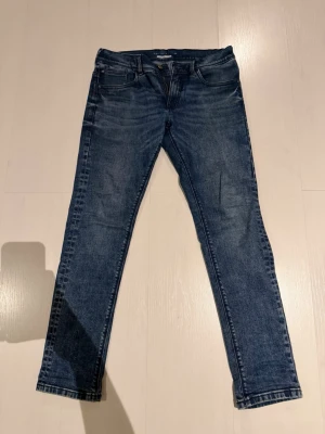 Jeans från Tom tailor  - Snygga mörkblå slim fit jeans från Tom tailor. Storleken är 158 cm och har en snygg blå tvätt