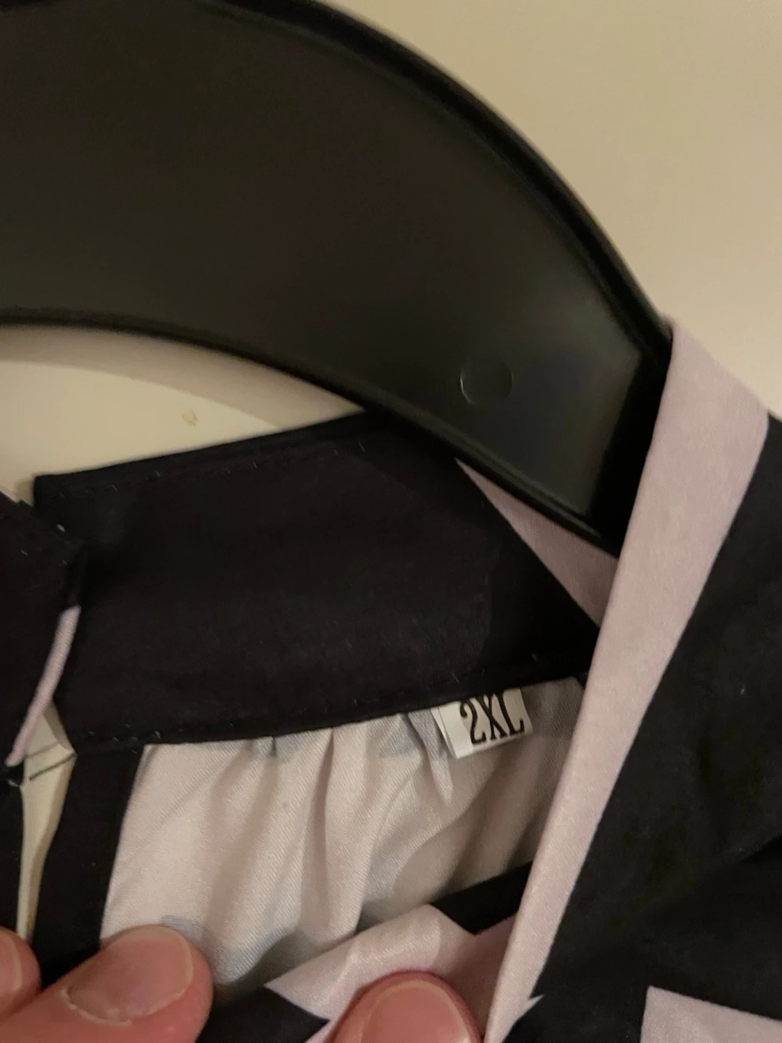 Svartvit blus med grafiskt mönster - 2