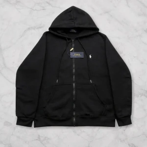 Polo Ralph lauren zip - Svart Polo Ralph Lauren Hoodie – Nordlyx  Stilren svart hoodie i klassisk design ✨ mjukt och bekvämt material som passar perfekt till vardag 👌 plagget är aldrig använt och i nyskick 🧥 enkel att matcha för en clean outfit 💎 📦 Snabb leverans.