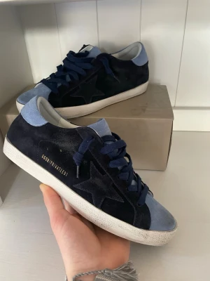 Guldiga gåsar  - Säljer ett par guldiga gåsar | storlek: 41 | helt nya | skriv gärna vid funderingar😁