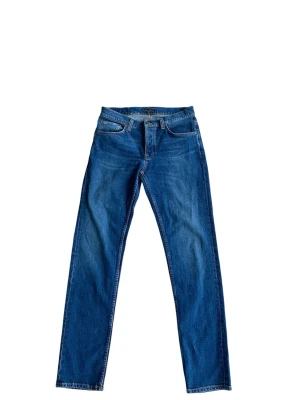 Blå jeans från Nudie Jeans - Snygga blå jeans från Nudie Jeans med klassisk femficksmodell . Jeansen har kontrastsömmar och är tillverkade i slitstark denim. Perfekta för dig som gillar en tidlös och clean look.