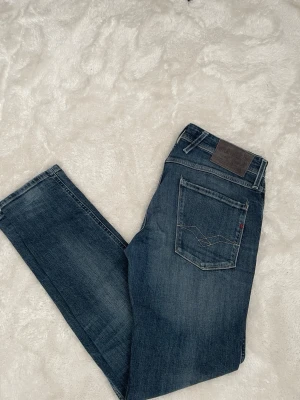 Replay jeans - Säljer ett par klassiska mörkblå jeans från replay, jeans är i storlek 31-32 och problemet me jeansen ser ni på den sista bilden!