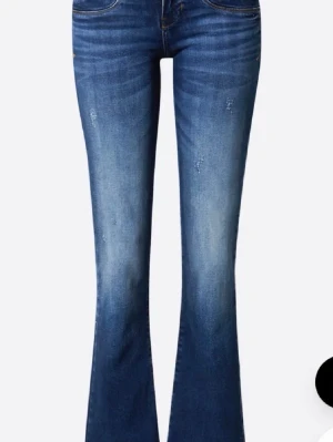 Lågmidjade bootcut jeans LTB valerie  - Snygga blå bootcut jeans med lätt slitna detaljer och jättesnygg tvätt. Säljer då de blivit för små