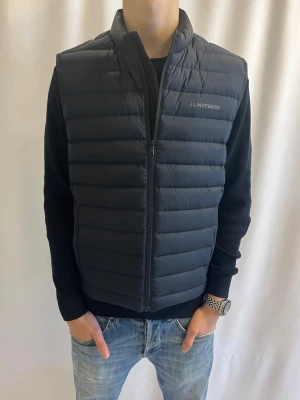 J.Lindeberg Väst  - Tja! Säljer denna snygga marinblåa västen från J-Lindbergs storlek L. Men passar även M.  9/10 skick. Ny pris: 2000kr  Säljs för: 699kr Hör av er vid frågor eller funderingar!