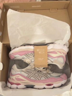 Asics GEL-NYC PINK - Säljer ett par jättefina och populära skor från asics i storlek 39, färg Cream/mineral beige. Dom är i helt nytt skick!! Nypris 1700 kr, köpta från naked Copenhagen💓💓