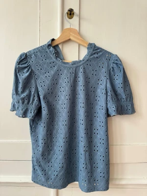 Blå blus  - Supersöt blå blus från Vila, storlek XS. Endast använd fåtal gånger